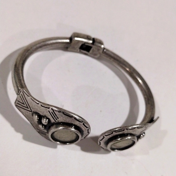 Elegant Silver tone Design Chunky Cuff Bracelet - Women's Fashion Jewelry - Picture 3 of 7